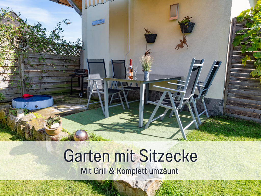 Eingezäunter Garten mit Sitzecke der Ferienwohnung Am Feldrain für Urlaub mit Hund in Hann. Münden